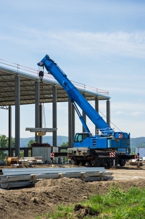 outdoor crane utilizing outrigger pads on construction site